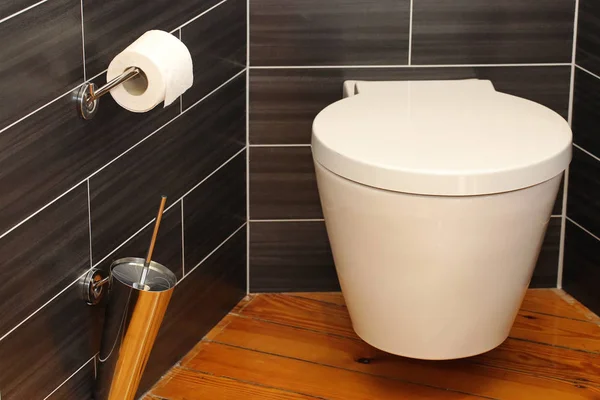 Туалетная Бумага Маленькой Белой Керамической Плиткой — стоковое фото