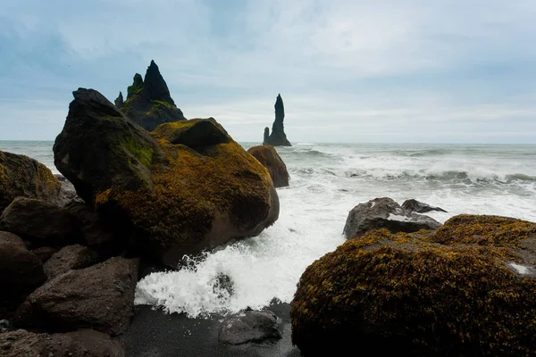 レイニスフィヤラ溶岩ビーチビュー 南アイスランドの風景 ビックブラックビーチ — ストック写真