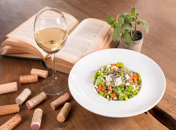 ルッコラと白チーズとカボチャの種のカボチャ サラダは木製テーブルの上の白い皿で提供しています — ストック写真