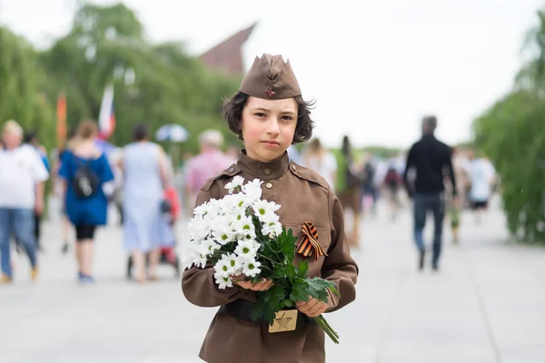 Ritratto Ragazzo Con Fiori Uniforme Soldato Dell Armata Rossa Durante — Foto Stock