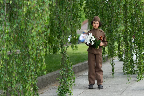 Ritratto Ragazzo Con Fiori Uniforme Soldato Dell Armata Rossa Durante — Foto Stock