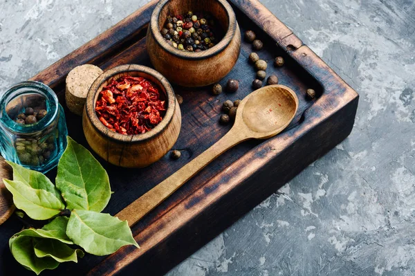 Rode Hete Chili Pepers Met Laurierblad Specerijen Hete Specerijen Houten — Stockfoto
