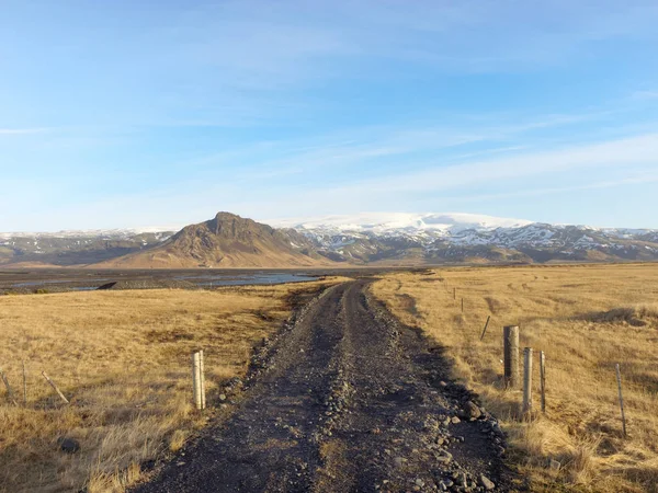 Onverharde Weg Naar Rivier Klifandi Myrdalsjokull Gletsjer Met Velden Voorgrond — Stockfoto