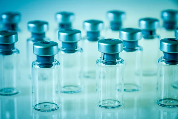 Skupina Vakcína Skleněných Lahví Modrém Pozadí — Stock fotografie