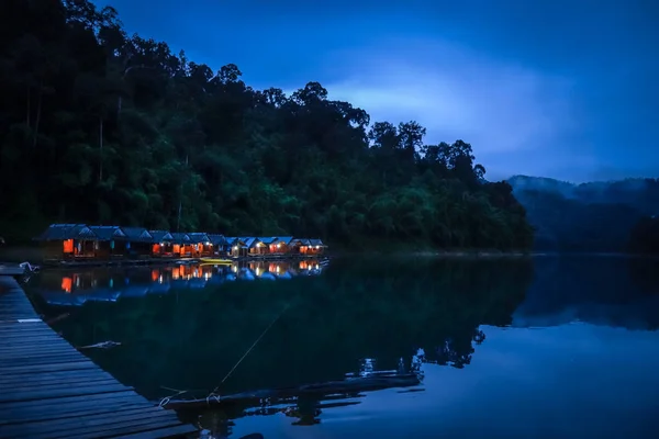 Floating Village Night Cheow Lan Lake Khao Sok Tailândia — Fotografia de Stock