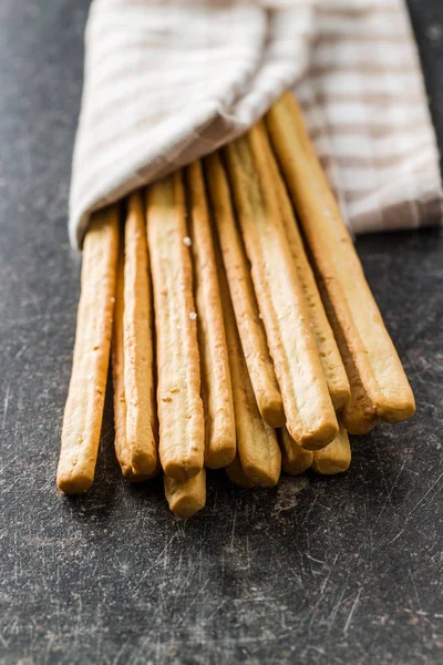 Olasz Grissini Breadsticks Ízletes Grissini Snack Régi Konyhaasztalnál — Stock Fotó