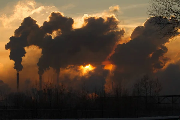 有烟和污浊的橙色空气的发电厂 — 图库照片