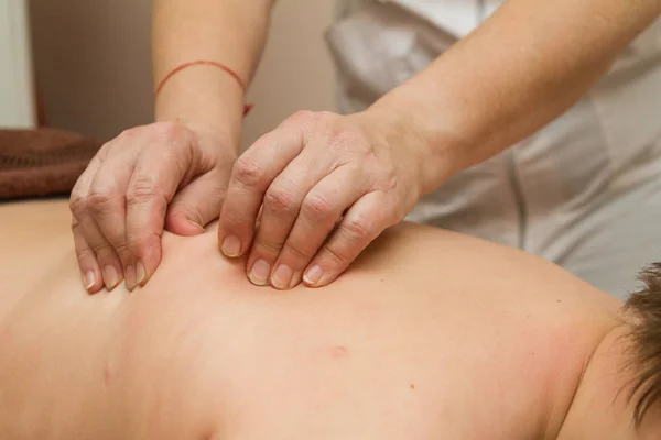 Masseur Geeft Het Kind Een Rugmassage Het Kind Geniet Duidelijk — Stockfoto