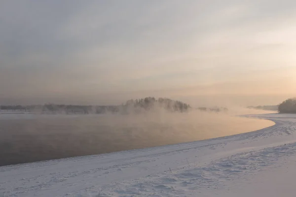 Χειμώνα Frosty Ηλιοβασίλεμα Στον Ποταμό Στη Σιβηρία Χειμώνα Τον Δεκέμβριο — Φωτογραφία Αρχείου