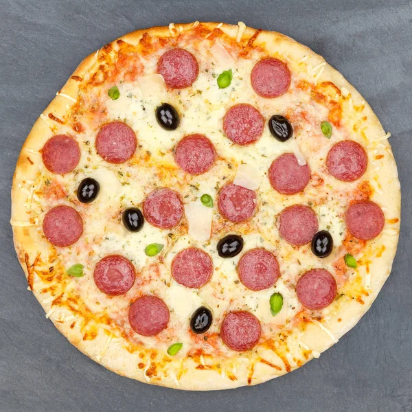 Salame Pepperoni Pizza Cima Quadrado Uma Ardósia — Fotografia de Stock