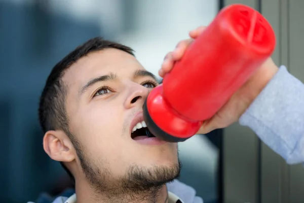 Dricka Vatten Ung Man Löpare Kör Jogging Sport Träning Fitness — Stockfoto