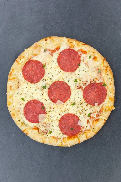 Formato Retrato Salame Pizza Cima Uma Ardósia — Fotografia de Stock