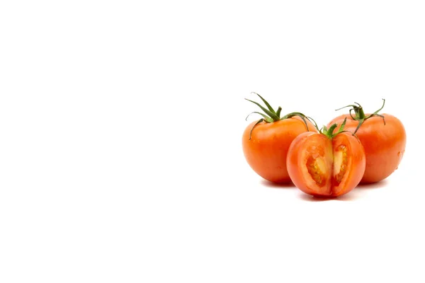Ντομάτα Κοντινό Στο Λευκό Φόντο Επιλεκτική Εστίαση Και Κομμάτι Περικοπής — Φωτογραφία Αρχείου