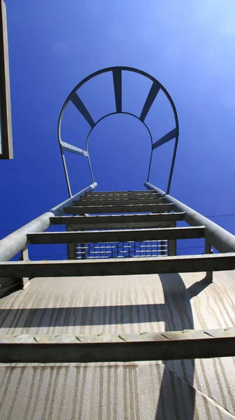 Vista Baixo Uma Escada Com Barra Segurança Olhar Simboliza Ascensão — Fotografia de Stock