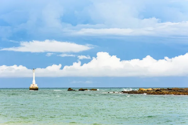 Koh Tarutao 島国立公園 サトゥーン県 タイで青空夏背景の海岸の近くの灯台の美しい自然の風景 — ストック写真