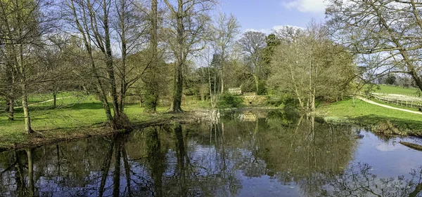 英国白金汉郡斯托八达通湖及周边地区景观 — 图库照片