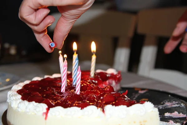 Velas Aniversário Acesas Por Uma Mão Segurando Uma Vela — Fotografia de Stock