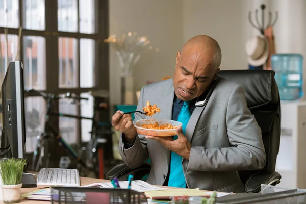 Professioneller Mann Arbeitet Sich Durch Das Mittagessen Und Isst Verpackte — Stockfoto