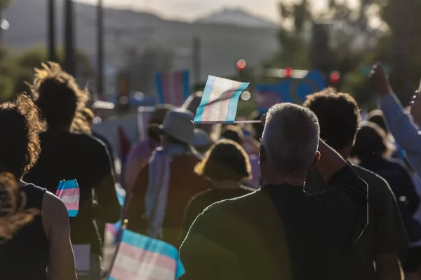 Pochodníci Mávající Vlajkami Trans Support Rally Viditelnosti — Stock fotografie