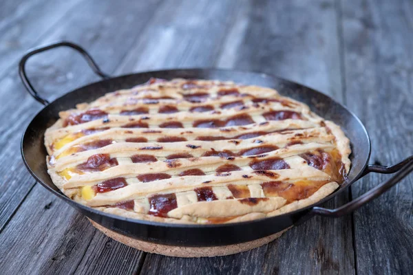 Tarte Sucrée Dans Une Poêle Fer Sur Sol Bois — Photo