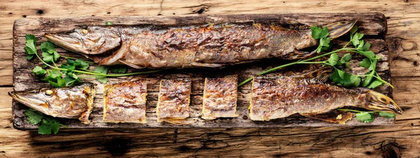 Pieczona Ryba Grilla Pike Ryby Nadziewane Grzybami Pike Królewsko Kuchnia — Zdjęcie stockowe