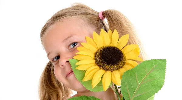 Potret Seorang Gadis Kecil Tersenyum Dengan Kuncir Dan Bunga Matahari — Stok Foto