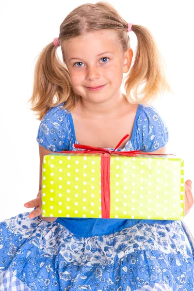 Девушка Зеленой Подарочной Коробкой Перед Белым Фоном — стоковое фото