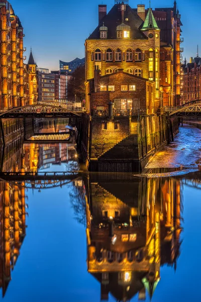 Das Wasserschloss Der Speicherstadt Hamburg Bei Nacht — Stockfoto