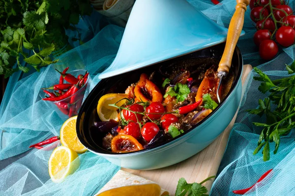 Boeuf Épicé Savoureux Avec Divers Légumes Cuits Tagine — Photo