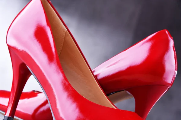 Composição Com Par Sapatos Salto Alto Vermelho — Fotografia de Stock