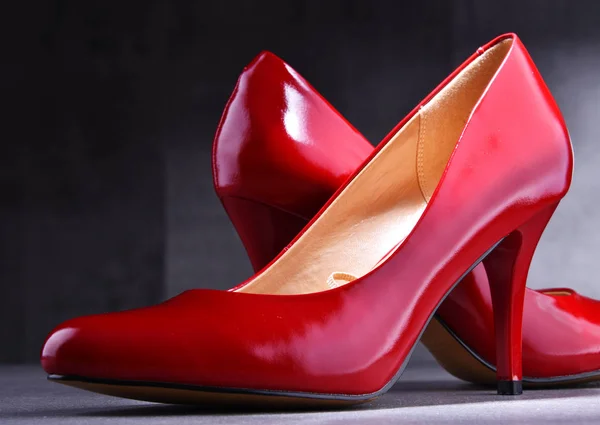 Composição Com Par Sapatos Salto Alto Vermelho — Fotografia de Stock
