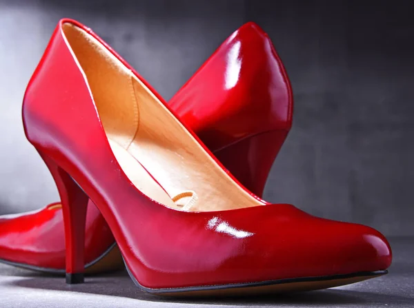 Composição Com Par Sapatos Salto Alto Vermelho — Fotografia de Stock