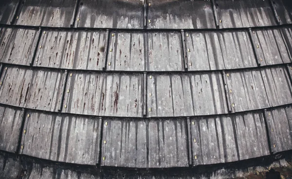 旧金属屋顶 装饰和保护的细节 — 图库照片
