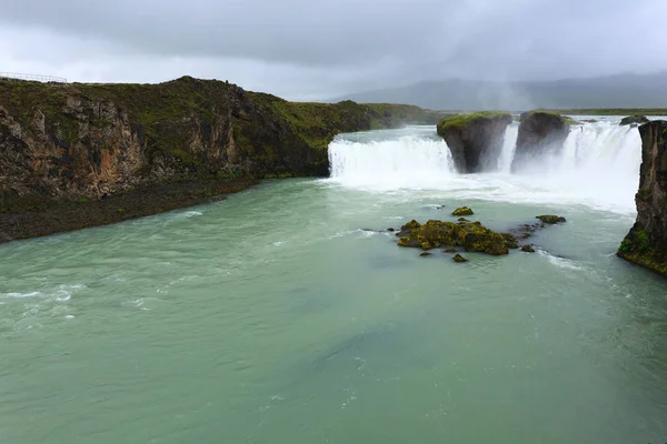 ゴダフォスはアイスランドの夏のシーズンビューに落ちます アイスランドの風景 — ストック写真
