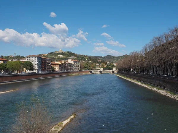Подання Річкою Адідже Вероні Італія — стокове фото