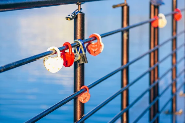 Bunte Metallschlösser Hängen Schwarzen Geländern Sonnenaufgangslicht — Stockfoto