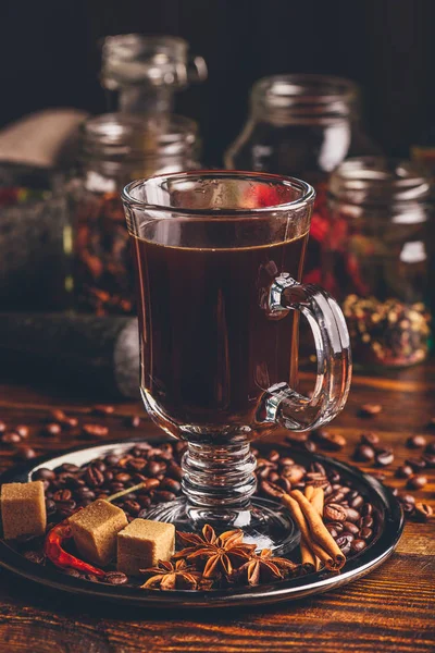 Kopp Kaffe Metallplattan Med Bönor Raffinerat Socker Och Orientaliska Kryddor — Stockfoto
