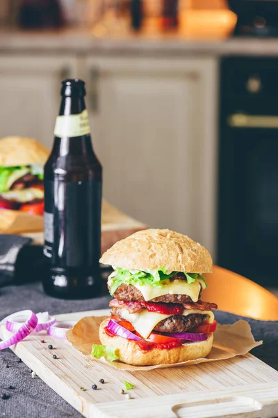 Cheeseburger Two Beef Patties Cheddar Cheese Bacon Iceberg Lettuce Sliced — Stock Photo, Image