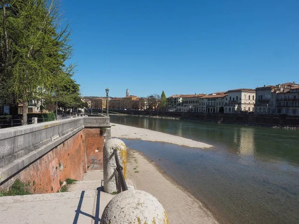 在维罗纳 意大利的阿迪杰河的视图 — 图库照片