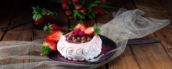 과일과 초콜릿을 곁들인 가벼운 파블로바 — 스톡 사진