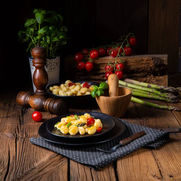 Knapperige Gnocchi Met Geroosterde Asperges Tomaten — Stockfoto