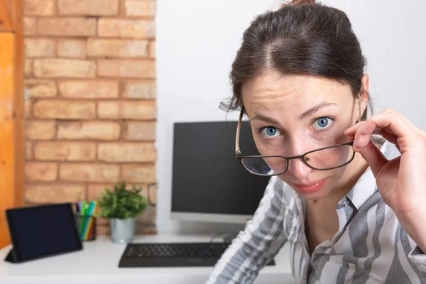 Mujer Oficina Gafas Con Expresión Cara Sorprendida Oficina Casa — Foto de Stock