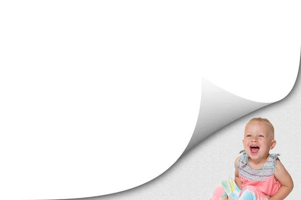 Página Branca Branco Com Efeito Ondulação Rindo Menina Criança Sentada — Fotografia de Stock