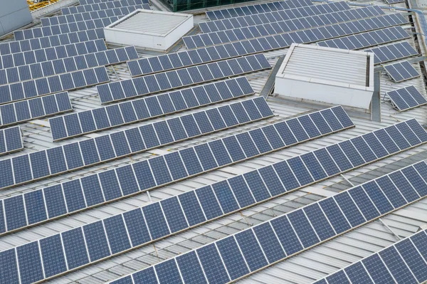 Stacja Paneli Słonecznych Dachu Budynku — Zdjęcie stockowe