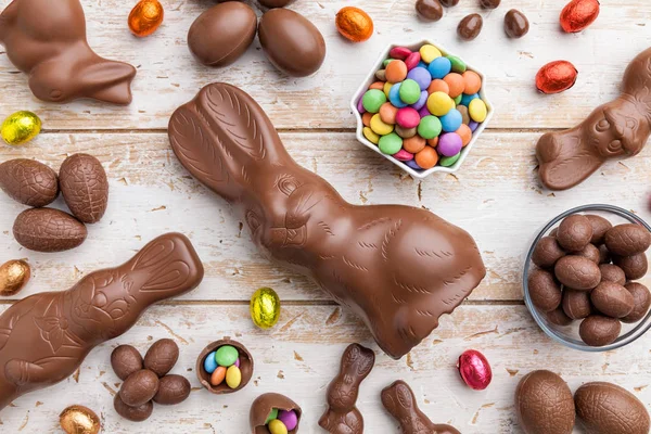 Lezzetli Çikolatalı Paskalya Tavşanı Kırsal Arka Planda Yumurtalar Tatlılar — Stok fotoğraf