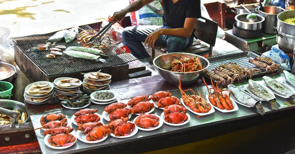 타이의 식당에서 배에서 해산물을 준비하는 — 스톡 사진