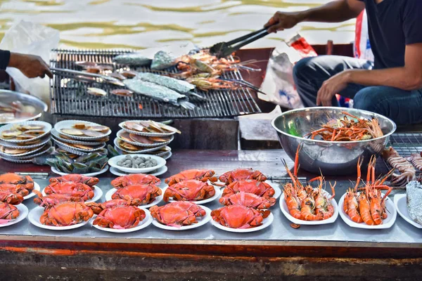 Tayland Sokak Restoranındaki Teknede Deniz Mahsulleri Hazırlıyorum — Stok fotoğraf