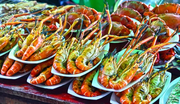 Tayland Sokak Restoranında Karides Yemeği — Stok fotoğraf