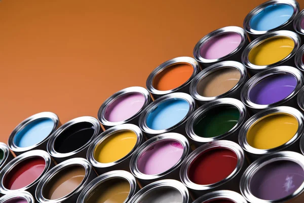 Креативная Концепция Группы Жестяных Металлических Банок Цветной Краской — стоковое фото