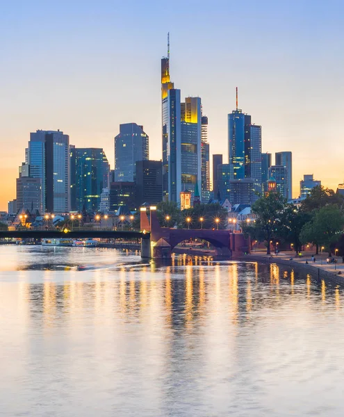 Abendliche Skyline Der Beleuchteten Frankfurter Innenstadt Mit Moderner Architektur Mainufer — Stockfoto